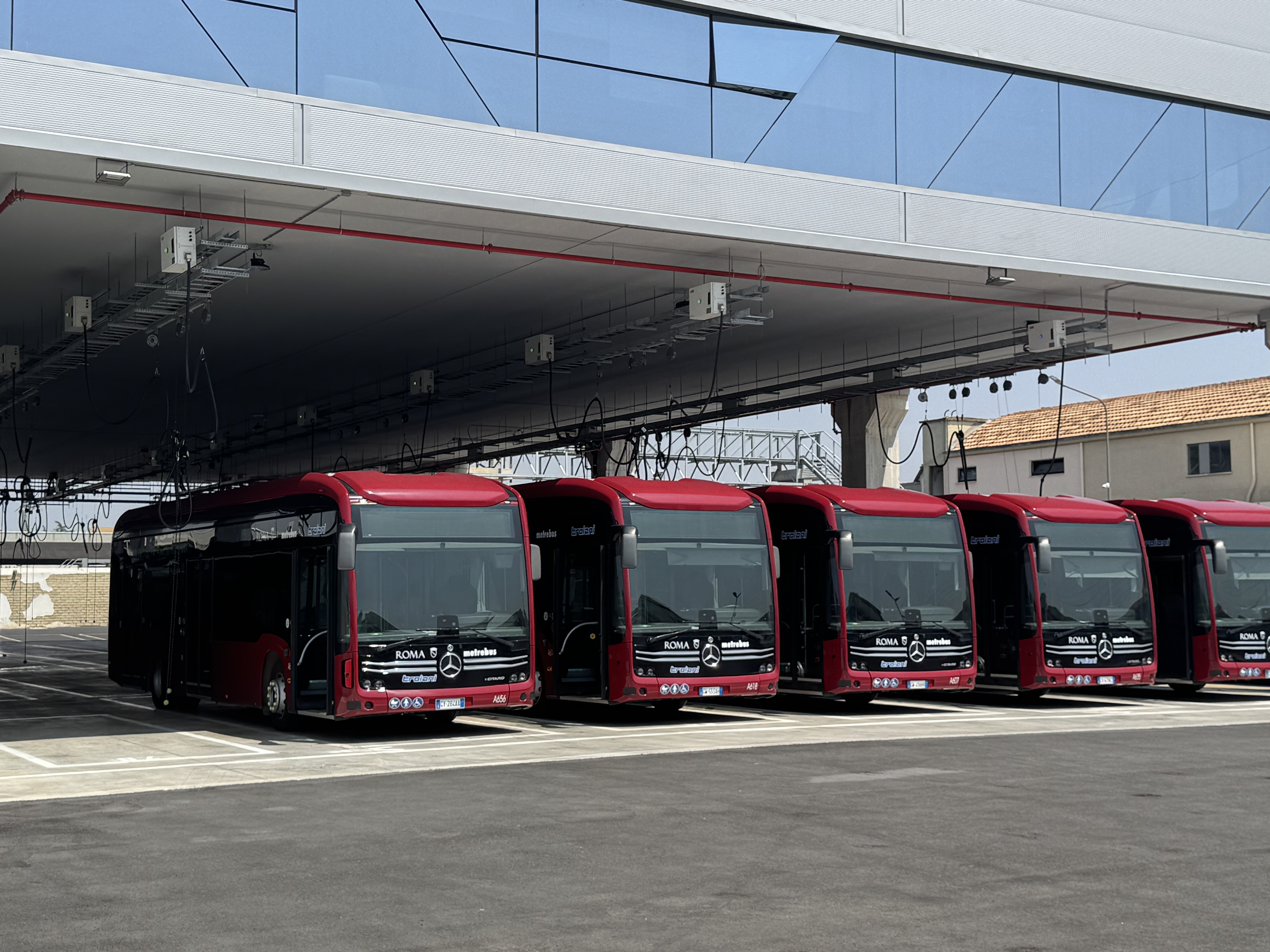 Public Transit in Rome:Daimler E-buses charging at ABB E-mobility chargers