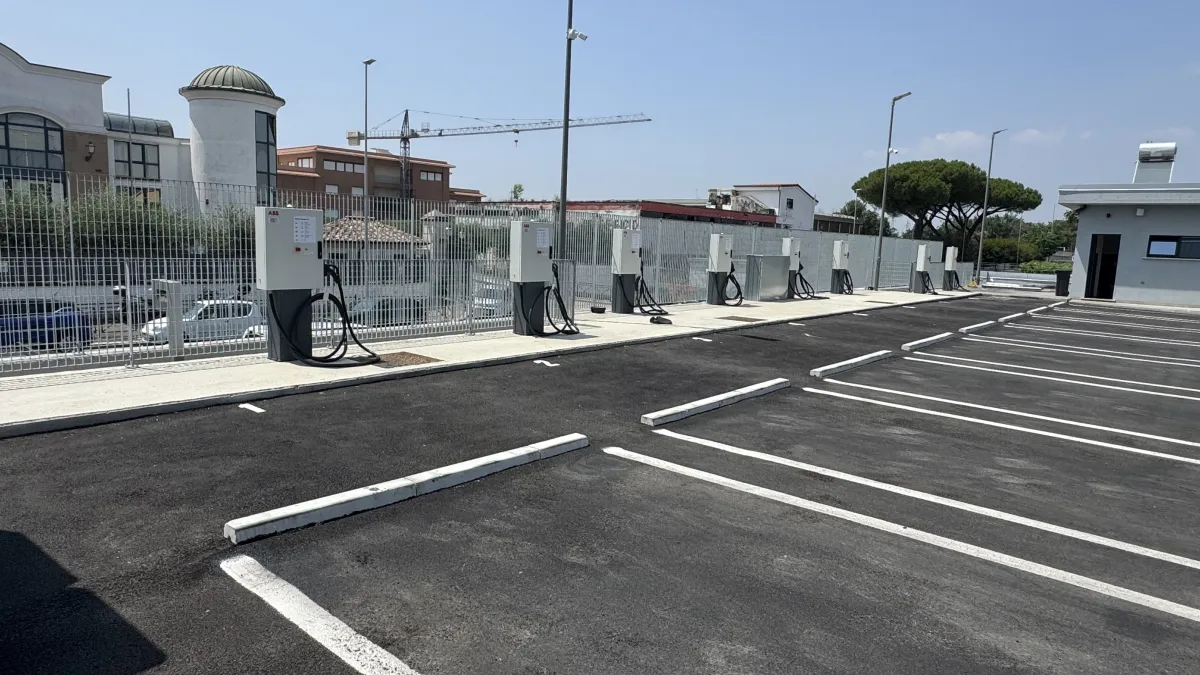 Public Transit in Rome:Daimler E-buses charging at ABB E-mobility chargers