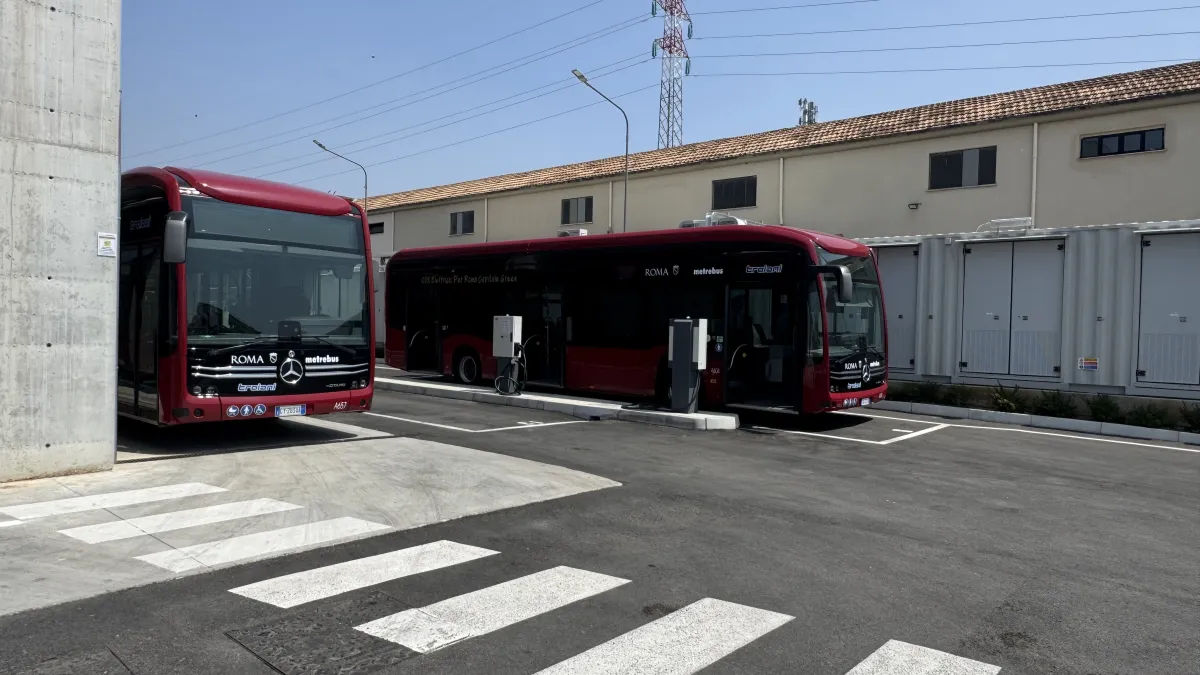 Public Transit in Rome:Daimler E-buses charging at ABB E-mobility chargers